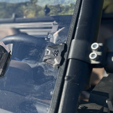 Seizmik Toolless Vented Windshield Bracket Outside